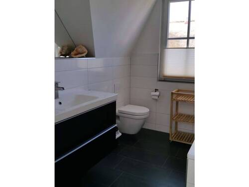 Das Badezimmer mit angenehmer Badewanne - 