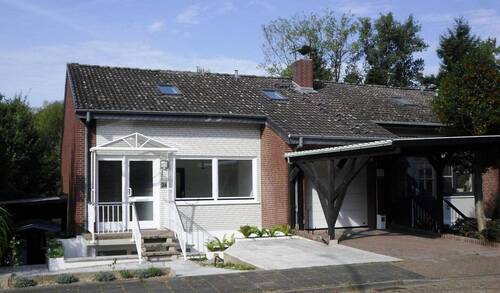 Hausansicht Straße - Viel Platz für die Familie! Gemütliches Reihenendhaus zur Miete.