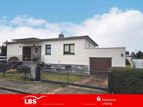 Vorderansicht - Bungalow in ruhiger Wohnlage und großem Garten.