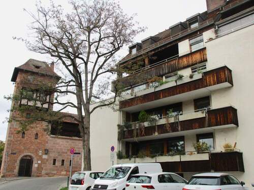 Hausansicht - Wohnen an der historischen Stadtmauer: 5-Zi. Whg m. zwei Balkonen Sebalder Altstadt Wohnung kaufen
