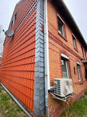 Vorderhaus mit Vorhangfassade und geschütztem Giebel - 