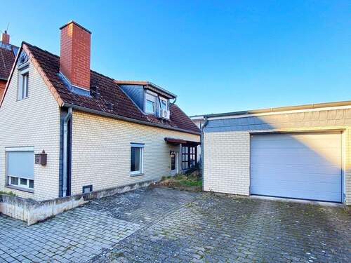 Hinterhaus mit Garage - 