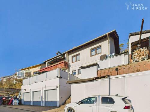 Aussenansicht - Einfamilienhaus mit Einliegerwohnung mit 3 Garagen, Panoramablick & Ausbaupotenzial im Dachgeschoss!