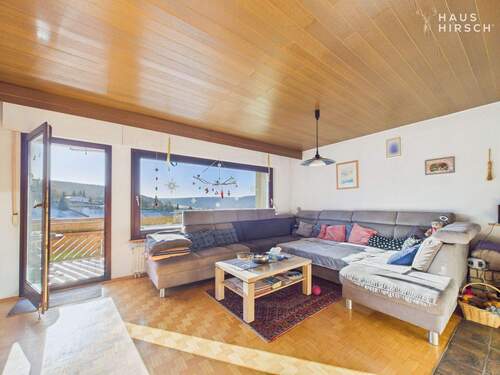 Wohnzimmer mit Kamin im Obergeschoss - Einfamilienhaus mit 171,60 m&sup2; in Nagold zum Kaufen