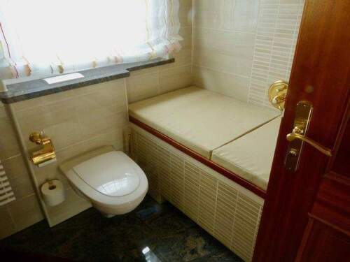 ...und Badewanne (aktuell Sitz-/Ablagefläche) - 