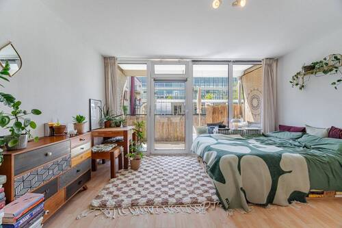 Große Fensterfront - 1 Zimmer Etagenwohnung zum Kaufen in München