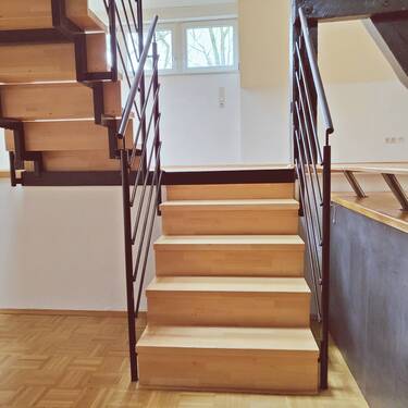 Treppe zur Wohnebene - 