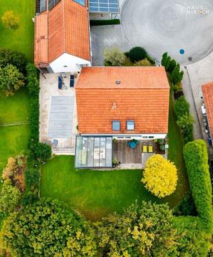 Drohne Draufsicht - STILVOLL WOHNEN IN ESSENBACH - ARCHITEKTUR MIT POOL, WINTERGARTEN & DOPPELGARAGE FÜR DIE FAMILIE