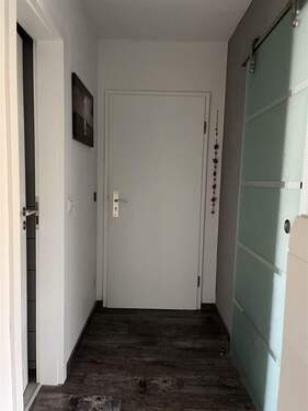 Flur und Eingangstür - 