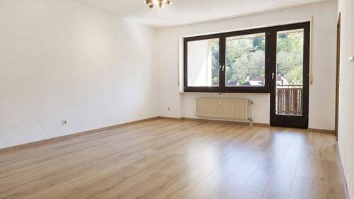 Wohn-/Schlafzimmer - ?? Helle 1,5-Zimmer-Wohnung mit Balkon, Garage & Grünblick in ruhiger Lage von Bad Berneck