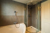 ..mit Eckwanne und Dusche - 