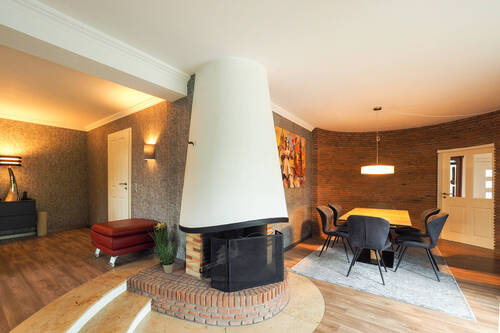 Kamin mit angrenzendem Essbereich - 