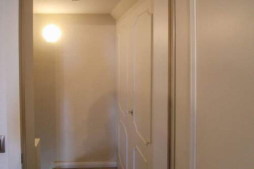 Flur mit Einbauschrank im Dachgeschoss - 