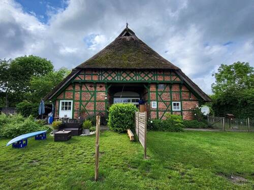 Objektansicht - Historisches Fachwerkhaus mit Reetdach (4 WE+Carport) auf 4.681 m² Grundstück in 19217 Thandorf
