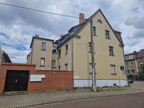 Seitenansicht Karl-Liebknecht-Straße 9 - Mehrfamilienhaus, Wohnhaus in Petersberg