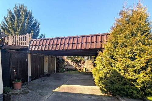 Carport und Garage - 3 Zimmer Doppelhaushälfte in Eisenberg
