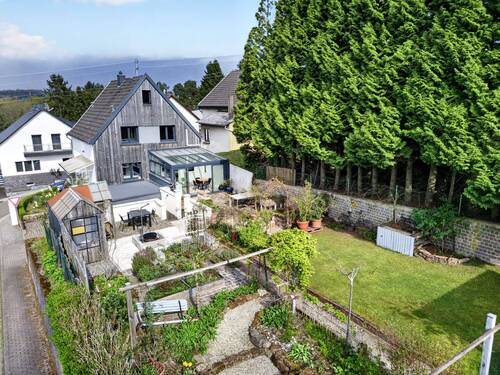 Gartenansicht mit Gebäude - 7 Zimmer Einfamilienhaus zum Kaufen in Wadgassen
