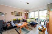 Wohnzimmer - 3 Zimmer Etagenwohnung zum Kaufen in Schwanstetten