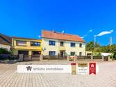 Gesamtansicht Haus+Garagen - 1-2-Familienhaus - idyllische Lage - großer Garten mit Obstgehölz - Brunnen - Garagen - Glasfaser