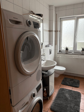 Badezimmer mit Waschmaschine - 