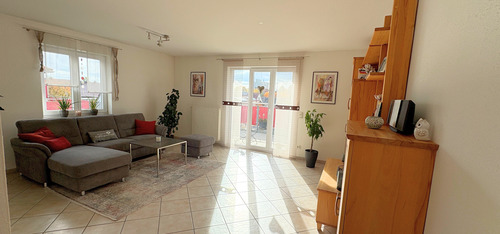 Wohnzimmer mit Blick auf die Dachterrasse - Wunderschöne und sehr gepflegte 2-Zimmer-Wohnung mit sensationeller Dachterrasse in guter Wohnlage