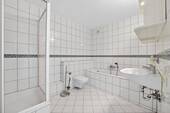 großzügiges Badezimmer - 