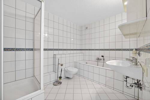 großzügiges Badezimmer - 