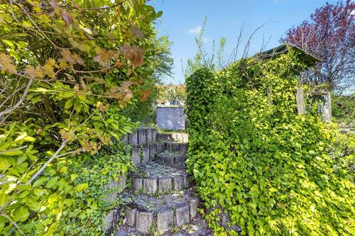 eigener Garten mit Gartenhaus/ Grillplatz - 