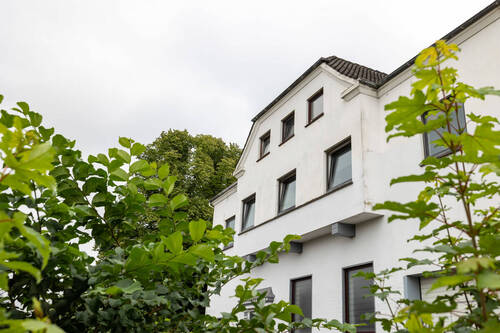 Front - *** RIESIGE WOHNUNG - eigener DACHBODEN - eigener KELLER - eigenes TREPPENHAUS - DACHTERRASSE ***