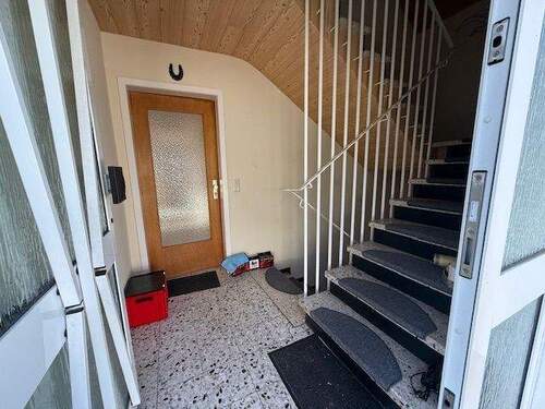 Hausflur EG mit Aufgang in DG - 