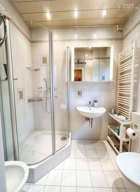 Duschbad – gepflegt mit Handtuchheizkörper - 