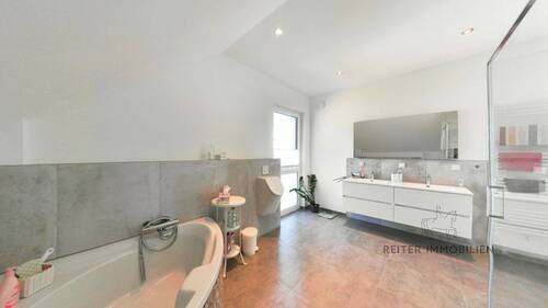 OG: Badezimmer mit Wanne und Dusche - 