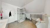 OG: Badezimmer mit Wanne und Dusche - 