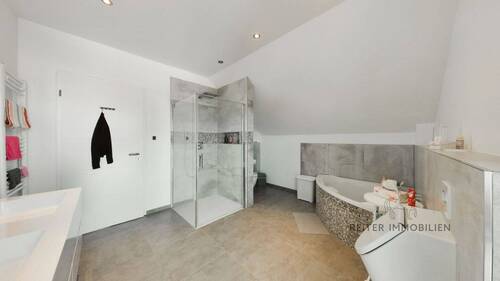 OG: Badezimmer mit Wanne und Dusche - 