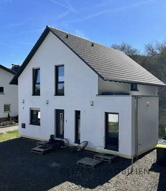 Neubau-Frust? Hier nicht! Sofort einziehen i - WartenbergAngersbach: Neubau-Frust? Hier nicht! Sofort einziehen im KfW 40+ Juwel aus 2022