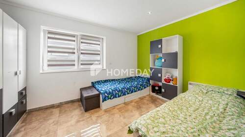 1. OG Schlafzimmer 1 - 