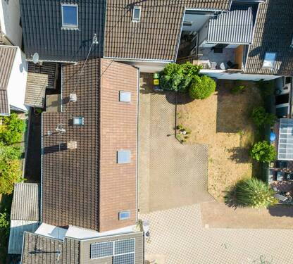 Luftperspektive - Zentral gelegen + wunderschönes Haus mit Garten zu verkaufen - ca. 110 m2 - inklusive 3 Stellplätzen und Küche ! Provisionsfrei