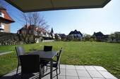 Terrasse mit Blick in den Garten - Lichtdurchflutete, traumhafte Gartenwohnung in hervorragender Strand- und Stadt-Lage von Westerland