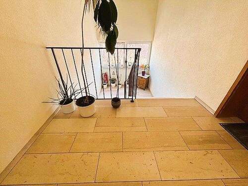 Treppenhaus.jpeg - 5 Zimmer Etagenwohnung in Heilbronn