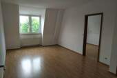 Wohnzimmer mit Zugang zum Schlafzimmer - 2 Zimmer Etagenwohnung zur Miete in Dresden