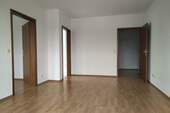 Wohnzimmer mit Blick zum Flur - Etagenwohnung mit 44,70 m&sup2; in Dresden zur Miete