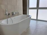Die freistehende Badewanne im Hauptbad - 