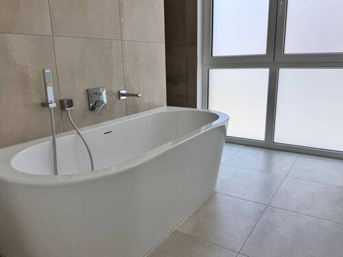 Die freistehende Badewanne im Hauptbad - 