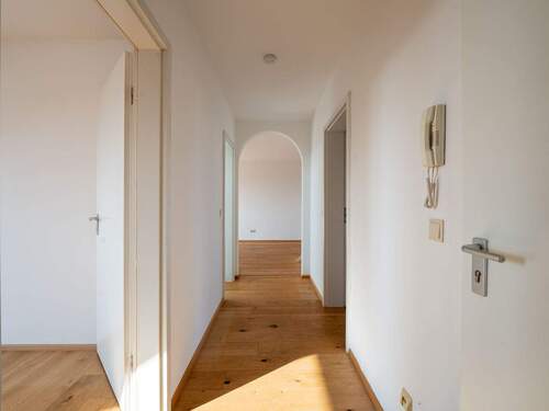 Flur - Etagenwohnung mit 71,70 m&sup2; in Höhenkirchen-Siegertsbrunn zum Kaufen