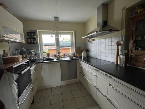 Die Einbauküche kann vom Mieter abgekauft werden. - Reihenmittelhaus mit 128,00 m&sup2; in Offenburg zum Kaufen