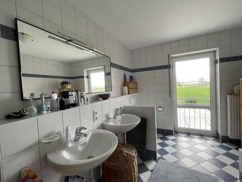 Das Tageslichtbad ist mit 2 Waschbecken, einem WC ... - 