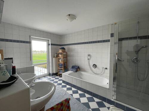 ... sowie einer Dusche und einer Badewanne ausgestattet. - 