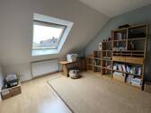 Das Zimmer im Dachgeschoss kann individuell genutzt werden. - 