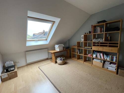 Das Zimmer im Dachgeschoss kann individuell genutzt werden. - 