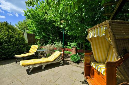 Terrasse hinten - Haus im Grünen nahe Travemünde-City (ca. 2 Kilometer) mit Gästewohnung und großem Garten
